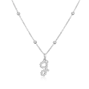 Dettaglio della collana con pendente lettera g argento e pietre di zircone