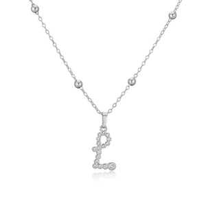 Dettaglio del pendente a forma di L argento con zirconi e collana a sfere lucida