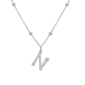 Dettaglio del ciondolo lettera N argento con diamanti pavé e collana a catena con perle