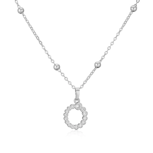 Dettaglio della collana d'argento con ciondolo tondo pavé CZ e maglie a perline
