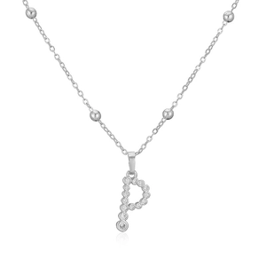 Dettaglio della collana argentata con pendente lettera P e zirconi cubici brillanti