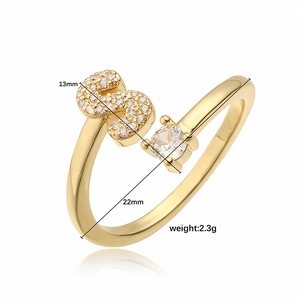 Gouden ring met letter S, sprankelende zirkonia's en een grote kristallen steen