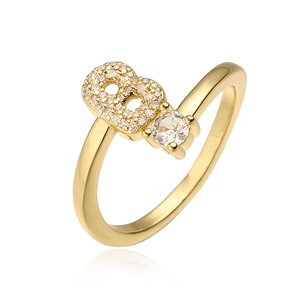 Macro-opname van de vergulde ballonring nummer acht met micro-pave zirkonia versiering