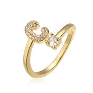Detail van gouden ring met zirkonia letter C en een sprankelende ronde edelsteen