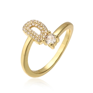 Detailopname van de open ring met een met kristal bezette letter D en een grote ronde zirkoon