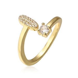 Detail van gouden open ring met ovaal pave zirkonia en enkele ronde steenzetting