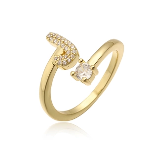 Macrodetail van de vergulde open ring met pavé-gezette zirkoon en rond geslepen steen