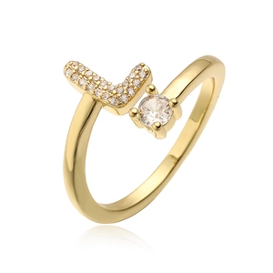 Macro detail van gouden verstelbare ring met schitterende pavé letter L en zirkonia