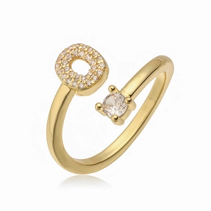 Detail van verstelbare gouden ring met pavé-letter O en ronde zirkonia-zetting