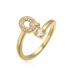 Detailopname van gouden letter Q ring met glanzende zirkonia en verstelbare band
