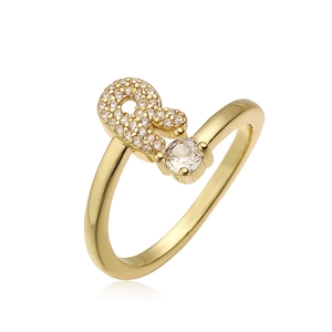 Detailopname van de vergulde letter R ring met fonkelende zirkonia inlegwerk design