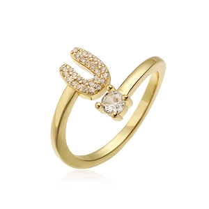 Gedetailleerd zicht op verstelbare gouden ring met zirkonia letter U en een solitaire steen