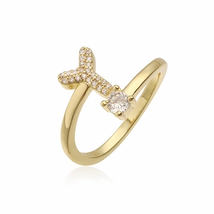 Detail van een gouden ring met letter Y-ontwerp en zirkoniasteentjes in pavé-zetting