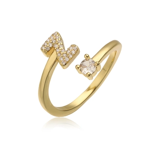Detailweergave van goudkleurige open ring met letter Z-motief en ronde zirkonia steen