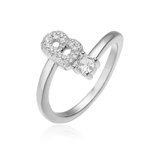 Detail van zilveren letter B ring met zirkonia pavé en een grote solitaire steen