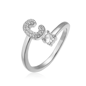 Detail van zilveren ring met zirkonia letter C en een ronde solitaire edelsteen