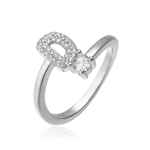Macro-opname van zilveren ring met letter D en pave-gezette zirkonia-stenen detail