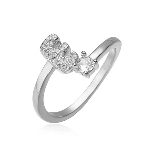 Macro-opname van zilveren letter E-ring met pavé zirkonia en een ronde solitair diamant