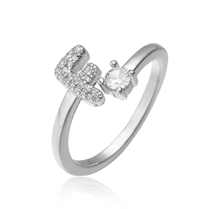 Detailopname van een zilveren ring met letter E, pavé gezette zirkoon en ronde solitair