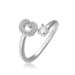 Detailopname van verstelbare zilveren ring met zirkonia stenen en ballonletter G ontwerp