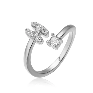Macro-opname van verstelbare zilveren ring met pavé-letter H en een ronde zirkonia