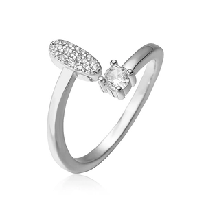 Detail van de zilveren open ring met pavé gezette zirkoon en ronde solitaire steen