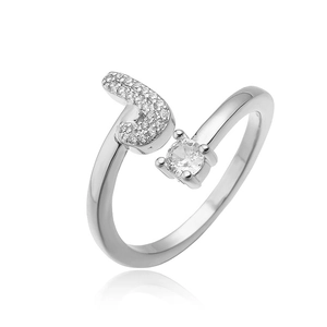 Macro-opname van zilveren ballonletter ring met zirkonia en ronde hoofdsteen