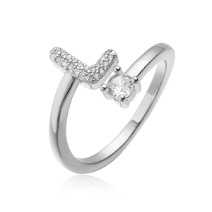 Detailopname van de zilveren ring met letter L, zirkonia en een ronde hoofdsteen