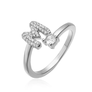 Close-up van zilveren ring met zirkonia-letter M en een ronde solitaire steen