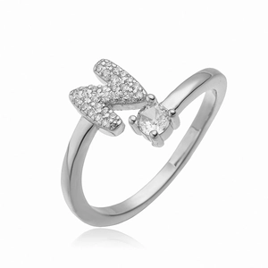 Macro-opname van zilveren letter N ring met sprankelende zirkonia en open ringband