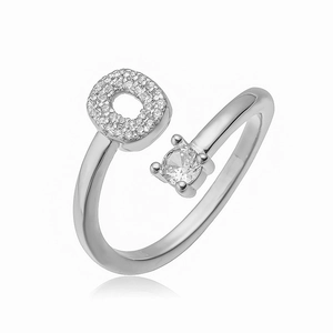 Detail van zilveren verstelbare ring met pavé gezette zirkoon en enkele solitaire steen