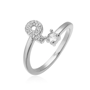 Detail van zilveren verstelbare ring met zirkonia nummer 9 en ronde centrale edelsteen