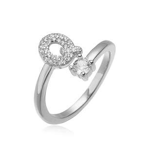 Macro detail van zilveren ring met micro-geplaveide letter Q en een solitaire diamantsteen