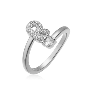 Detail van verzilverde ring met een fonkelend zirkonia-ontwerp van de letter 8