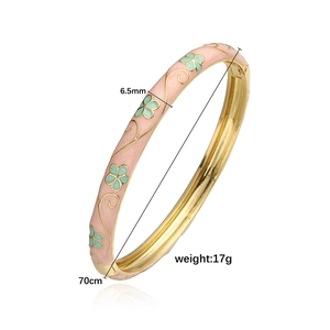Bracelet jonc en émail rose avec trèfles verts et bordure dorée de 6,5 mm de largeur