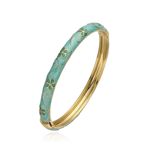 Détail du bracelet jonc en émail bleu clair avec motifs floraux dorés et charnière
