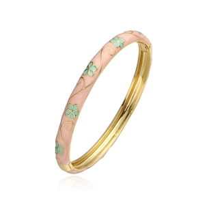 Détail du bracelet charnière émaillé doré avec pétales rose pastel et vert menthe