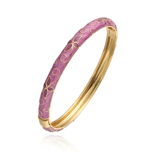 Vue détaillée du bracelet doré avec émail violet et fermoir latéral de précision