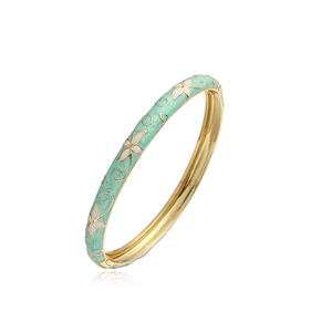 Vue détaillée du bracelet émaillé vert menthe avec motifs floraux et charnières dorées
