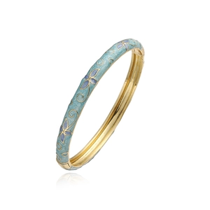 Détail du bracelet en émail bleu avec motifs floraux violets et charnière en métal doré