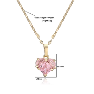 Halskette mit rosa Herzanhänger aus vergoldetem Messing und verstellbarer Gliederkette