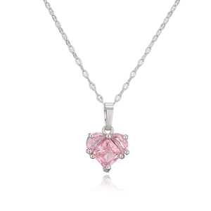 Detailaufnahme einer silbernen Herz-Halskette mit drei funkelnden rosa Zirkonia-Steinen