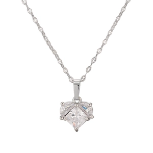 Makroaufnahme von Herzanhänger mit Zirkoniasteinen an feiner silberner Kette
