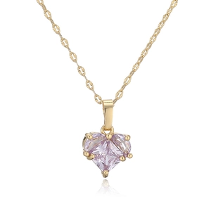 Nahaufnahme einer Goldkette mit herzförmigem lila Edelstein und Wellenkettengliedern