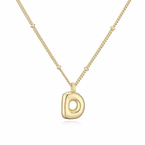 Dettaglio del ciondolo a lettera D palloncino 3D su una collana a catena dorata