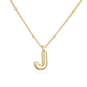 Dettaglio della collana dorata con ciondolo lettera J stile palloncino 3D e catenina