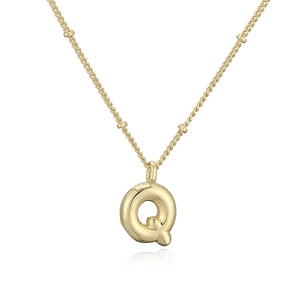 Dettaglio della collana con ciondolo lettera Q a palloncino 3D e catena a sfere