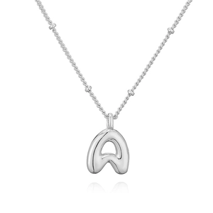 Collana con ciondolo a lettera A a bolla in argento lucido con catena a sfere su bianco