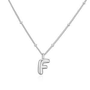 Vista dettagliata del ciondolo lettera F 3D con collana a sfere argentate da donna