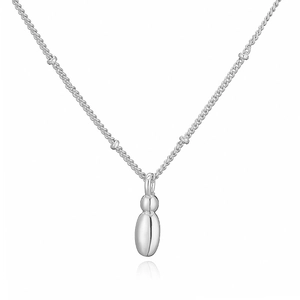 Vista dettagliata della collana argento con pendente a goccia lucido e piccole perle intermedie